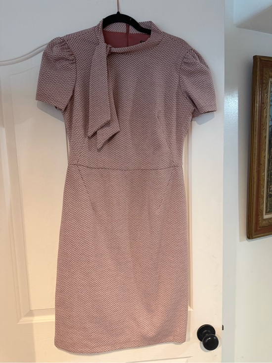 Maggy London Dresses & Skirts - Maggy London Dusty Pink Chevron Tie-Neck Midi Dress